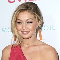 Selain itu, gaya busana Gigi Hadid juga belum se-stylish sekarang. Foto: Getty Images