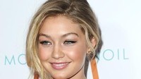 Gigi Hadid mengidap penyakit Hashimoto, sebuah gangguan pada kelenjar tiroid yang membuat fungsinya tidak maksimal, atau dalam beberapa kasus menjadi tidak aktif sama sekali (hipotiroid). Penyakit ini membuatnya terlihat sangat kurus. Foto: Getty Images