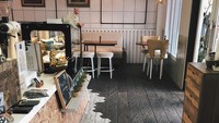Meskipun tempatnya mungil, Gangga Coffee bisa membuat mood kembali baik. Ada deretan kopi dan camilan nikmati di dalamnya. Foto: Istimewa