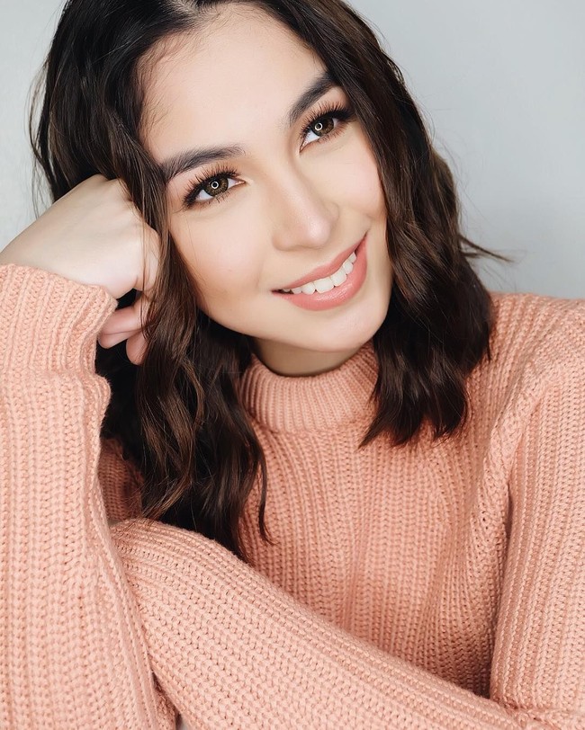 Senyuman manis nan menawan Julia. Foto: Instagram