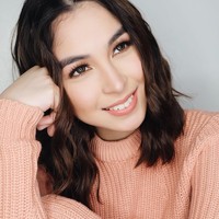 Senyuman manis nan menawan Julia. Foto: Instagram