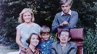 Stephen Hawking memiliki 3 anak dari pernikahannya dengan Jane Wilde yaitu Robert, Lucy, dan Timothy. Kabar meninggalnya Hawking disampaikan oleh ketiga anaknya itu dalam pernyataan tertulis. Dia seorang ilmuwan yang hebat dan pria luar biasa yang kinerja dan peninggalannya akan hidup untuk bertahun-tahun ke depan, demikian pernyataan tertulis Robert, Lucy, dan Timothy (Foto: Pool)