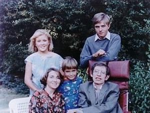 Sisi Lain Stephen Hawking Bersama 3 Anaknya