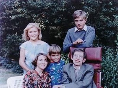 Sisi Lain Stephen Hawking Bersama 3 Anaknya