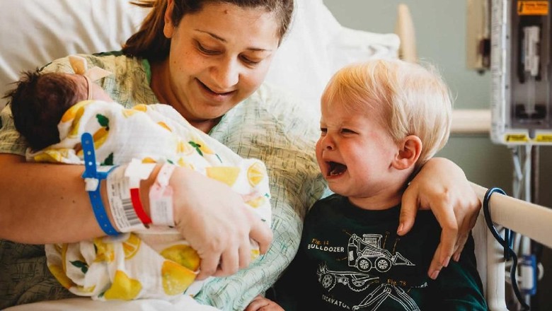 Momen Emosional Saat Kakak Cemburu pada Adiknya yang Baru Lahir/ Foto: Jordan Burch Momen Emosional Saat Kakak Cemburu pada Adiknya yang Baru Lahir/ Foto: Jordan Burch