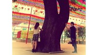 Badan pariwisata Korea Selatan mengundang Mish. Ia mendapat kesempatan untuk berkunjung di salah satu kuil di Seoul bersama kekasihnya. (Michellephan/Instagram)