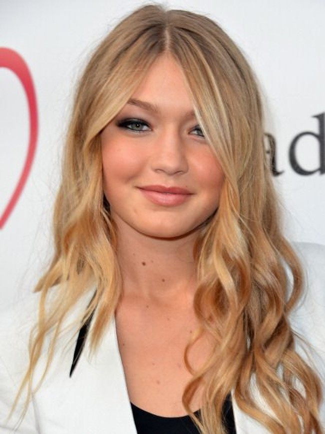 Di awal kemunculannya Gigi Hadid belum menjadi seorang model. Ia pun dikenal sebagai sosialita dan anak dari Yolanda serta David Foster. Ini tampilan Gigi saat menemani ibu dan mantan ayah tirinya di acara Heart Foundation Gala di 2012. Foto: Getty Images