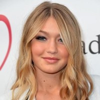 Di awal kemunculannya Gigi Hadid belum menjadi seorang model. Ia pun dikenal sebagai sosialita dan anak dari Yolanda serta David Foster. Ini tampilan Gigi saat menemani ibu dan mantan ayah tirinya di acara Heart Foundation Gala di 2012. Foto: Getty Images