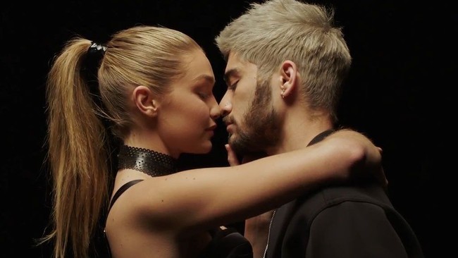 Di video klip Zayn dalam lagu Pillowtalk, para fans mereka dibuat baper sekaligus bahagia dengan momen mesra ini. Ya, Gigi didaulat menjadi model video klip Zay.  Foto: Istimewa