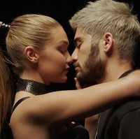 Di video klip Zayn dalam lagu Pillowtalk, para fans mereka dibuat baper sekaligus bahagia dengan momen mesra ini. Ya, Gigi didaulat menjadi model video klip Zay.  Foto: Istimewa
