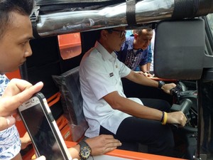 Ketika Lagu Warkop DKI Iringi Sandiaga Test Drive Gerobak Motor