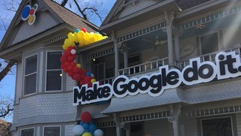 Google tahun ini hadir dengan konsep Make Google do it yang memperlihatkan bagaimana AI dapat membantu manusia melakukan berbagai aktivitas sehari-hari. Tidak tanggung-tanggung sebuah rumah di Austin disulap Google menjadi rumah pintar yang dilengkapi oleh Google Digital Assistant yang mampu secara mandiri menyalakan lampu, musik, TV, hingga menggunakan alat-alat dapur. Foto: Pool