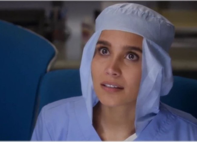 Di dalam serial tersebut, sosok dr. Dahlia digambarkan memiliki bonding yang baik dengan para pasien. Ia tak jarang mengeluarkan anekdot agar bisa dekat dengan pasien. Foto: Ist.