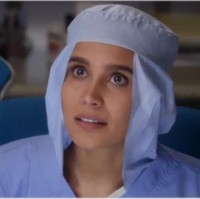 Di dalam serial tersebut, sosok dr. Dahlia digambarkan memiliki bonding yang baik dengan para pasien. Ia tak jarang mengeluarkan anekdot agar bisa dekat dengan pasien. Foto: Ist.