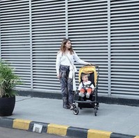Artis Tya Ariestya juga memilih stroller Bugaboo bee5 untuk putra semata wayangnya Kanaka. Berbeda dengan stroller yang dipakai Ayudia, milik Tya memiliki cover berwarna kuning. Foto: Dok. Instagram birdsnbeesbaby, Istimewa