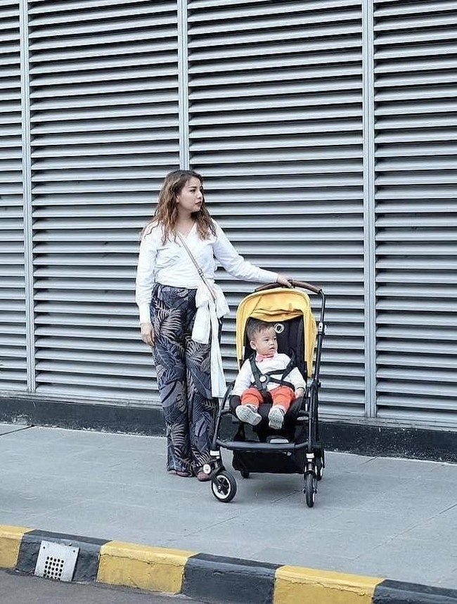 Artis Tya Ariestya juga memilih stroller Bugaboo bee5 untuk putra semata wayangnya Kanaka. Berbeda dengan stroller yang dipakai Ayudia, milik Tya memiliki cover berwarna kuning. Foto: Dok. Instagram birdsnbeesbaby, Istimewa