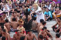 Melihat Aksi Hanoman Bebaskan Gadis Cantik di Uluwatu