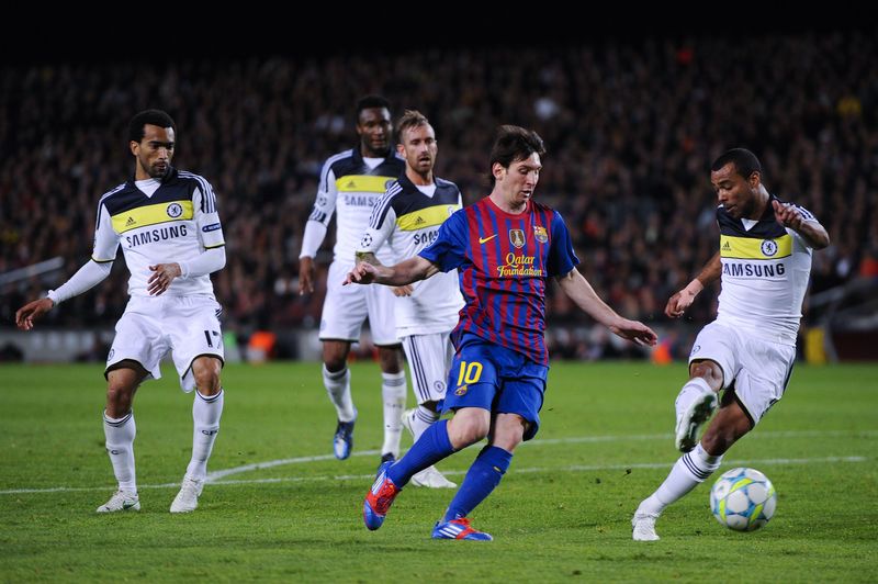 BARCELONA, SPAIN - APRIL 24:  Lionel Messi of FC Barcelona (C) duels for the ball with Ashley Cole of Chelsea (R) during the UEFA Champions League Semi Final, second leg match between FC Barcelona and Chelsea FC at Camp Nou on April 24, 2012 in Barcelona, Spain.  (Photo by David Ramos/Getty Images)