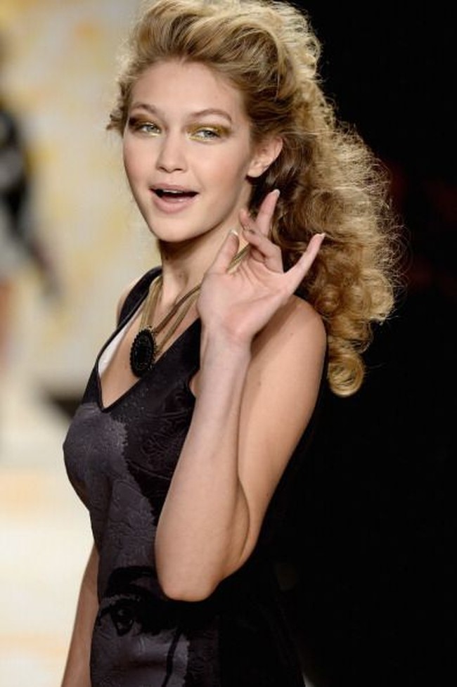 Ini tampilan Gigi Hadid ketika baru mulai debut sebagai model. Dulu pesona dan posenya di catwalk belum seperti sekarang. Foto: Getty Images