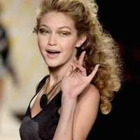 Ini tampilan Gigi Hadid ketika baru mulai debut sebagai model. Dulu pesona dan posenya di catwalk belum seperti sekarang. Foto: Getty Images