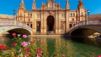 Plaza de Espana, dibangun sejak tahun 1928 dan masih berdiri dengan megah sampai sekarang. Sekaligus, objek foto yang menarik buat wisatawan (Thinkstock)