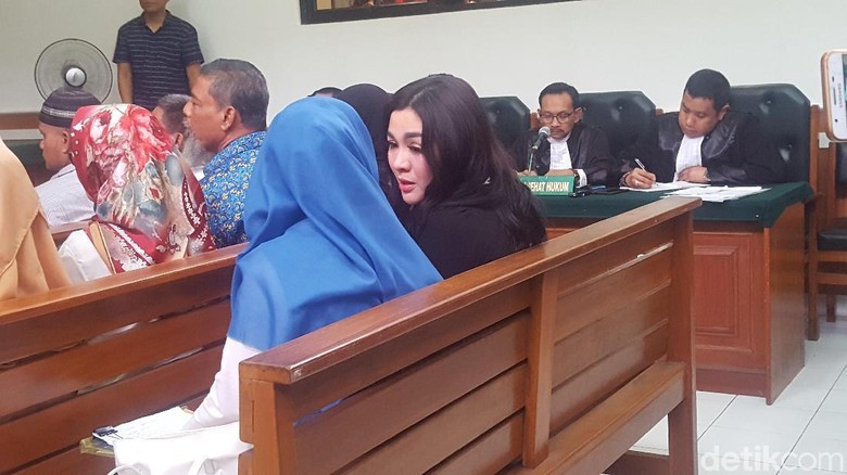 Vicky Shu Jadi Saksi Sidang Bos First Travel Vicky Shu Jadi Saksi Sidang Bos First Travel