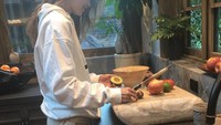 Ngga cuma Zayn yang hobi masak, Gigi rupanya juga kerap berkreasi di dapur. Terlihat kakak Bella Hadid ini sedang membuat guacamole. Foto: Capitalfm