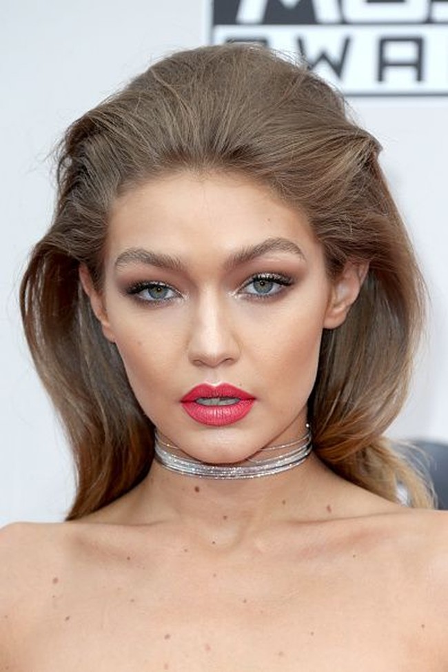 Salah satu ciri khas Gigi Hadid adalah alis yang melengkung, cenderut bulat. Foto: Getty Images