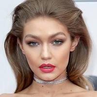 Salah satu ciri khas Gigi Hadid adalah alis yang melengkung, cenderut bulat. Foto: Getty Images