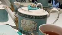 Serba biru! Mulai dari menunya, teko, cangkir hingga piringnya. Tea Salon yang di datangi Ashanty ini sepertinya patut dikunjungi kalau sedang ke London. Foto: Instagram @ashanty_ash