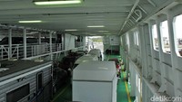 Suasana di dalam area parkir kapal MV Sorrento. Baik motor, mobil berukuran kecil hingga besar terparkir dengan rapi (Randy/detikTravel)