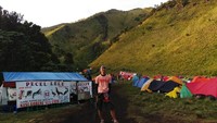 Wah, sekarang ada PKL Ayam Penyet di gunung. Nggak takut kelaparan lagi (robbyaditya1/Instagram)