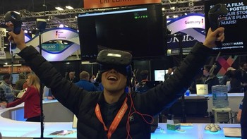 Tahun ini VR/AR juga masih menjadi pembahasan yang menarik. Secara total ada lebih dari 60 sesi (panel, dikusi, dan demo) mengenai Virtual, Augmented dan Mixed Reality. Di sisi lain pembahasan mengenai blockchain dan cryptocurrency juga menghiasi SXSW tahun ini. Foto: Pool