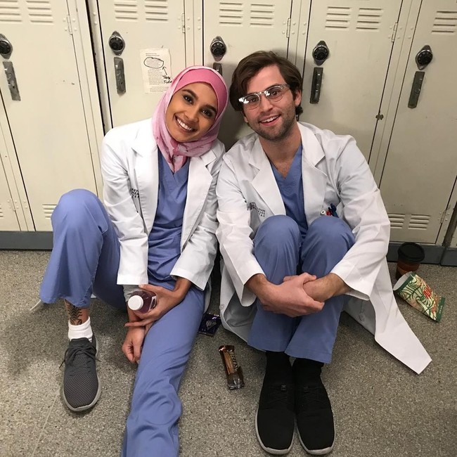 Dokter itu bernama dr. Dahlia Qodri yang diperankan oleh Sophia Taylor Ali. Ia merupakan dokter intern di rumah sakit tersebut. Ini bukan pertama kalinya serial Greys Anatomy memperlihatkan wanita berhijab. Tahun 2017, dokter dan suster berhijab pernah terlihat di serial ini. Foto: Ist.