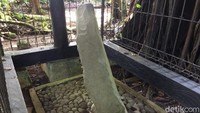 Terakhir, Batu Panyandungan. Panyandungan sendiri artinya memadu atau bermadu beristri dua. Jika laki-laki mau menambah lagi istri, bisa melaksanakan ritual di tempat ini sebelum melangsungkan pernikahan kedua dan jika ingin awet. Ada-ada saja! (Dadang/detikTravel)
