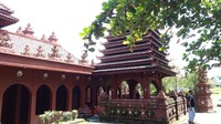 Masjid yang terletak dekat pangkalan lapangan Udara Cakrabuana ini memiliki arsitektur yang unik. Di bagian depan terlihat pagoda yang bernuansa Hindu dan Cina. Imam Masjid Nurbuat, Sanikun, menuturkan tentang filosofi dari ketiga pagoda, yang melambangkan tiga tokoh penting yang ada di Cirebon. Pertama Putri Ong Tien, kedua Syekh Syarif Hidayatullah dan ketiga Sunan Kudus yang juga memiliki pagoda di makamnya.