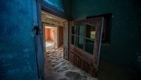 Kota hantu ini bernama Kolmanskop yang terletak di Namibia. Foto: Instagram/@evannaude.
