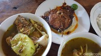 Mak Beng adalah kuliner legendaris populer asal Bali. Berdiri sejak 1941, Mak Beng menawarkan hanya satu menu yaitu ikan goreng dan nasi putih yang dilengkapi seporsi sup ikan. Foto: Dok. detikFood
