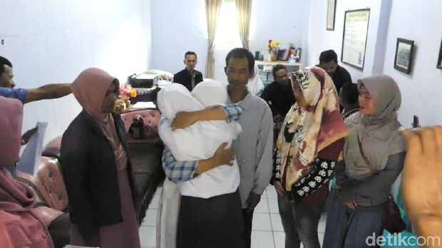 Mereka menandatangani surat damai. 