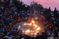 Melihat Aksi Hanoman Bebaskan Gadis Cantik di Uluwatu