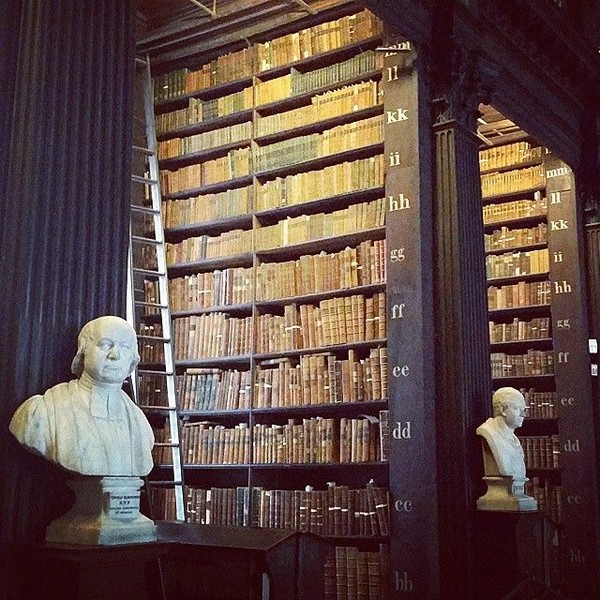 Punya buku tentang make up, tak membuat Mish anti pada perpustakaan. Ketika berkunjung di Dublin, Mish menyempatkan diri untuk berkunjung ke perpustakaan. (Michellephan/Instagram)