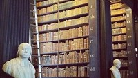 Punya buku tentang make up, tak membuat Mish anti pada perpustakaan. Ketika berkunjung di Dublin, Mish menyempatkan diri untuk berkunjung ke perpustakaan. (Michellephan/Instagram)