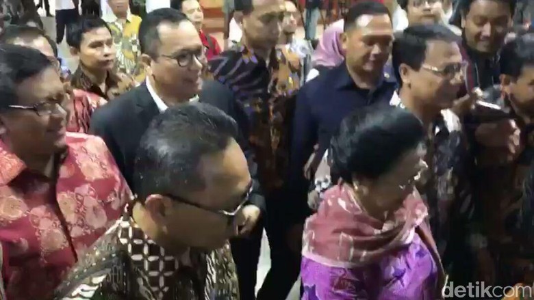 Gelar Pertemuan Tertutup dengan Mega, Zulkifli: Tak Bahas Pilpres Gelar Pertemuan Tertutup dengan Mega, Zulkifli: Tak Bahas Pilpres