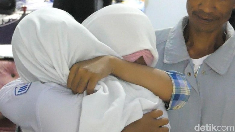 Pelukan Perdamaian Siswi yang Berantem dan Viral di Banjarnegara Pelukan Perdamaian Siswi yang Berantem dan Viral di Banjarnegara