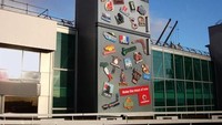 Ini iklan operator telekomunikasi Vodafone. Pesannya adalah jangkauan sinyal perusahaan ini mencapai ke seluruh dunia. Istimewa/Boredpanda.