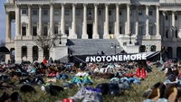 Spanduk #NOTONEMORE dibentangkan sebagai pesan agar tidak ada lagi korban anak-anak dari penembakan di AS (Foto: Chip Somodevilla/Getty Images/AFP)