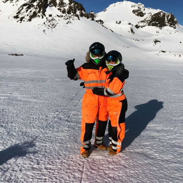 Dalam penelusuran detikTravel, mereka memakai jasa operator tur Arctic Adventures. Hal itu terlihat dari pakaian yang dikenakan saat snowmobile dan di bagian helmnya tertulis kata Arctic Adventures (Arctic Adventures) Dalam penelusuran detikTravel, mereka memakai jasa operator tur Arctic Adventures. Hal itu terlihat dari pakaian yang dikenakan saat snowmobile dan di bagian helmnya tertulis kata Arctic Adventures (Arctic Adventures)