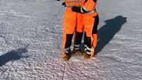Dalam penelusuran detikTravel, mereka memakai jasa operator tur Arctic Adventures. Hal itu terlihat dari pakaian yang dikenakan saat snowmobile dan di bagian helmnya tertulis kata Arctic Adventures (Arctic Adventures)