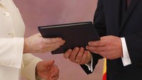 Partai Merkel memenangkan pemilihan bulan September dengan 33 persen suara, sementara 20,5 persen.