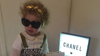 Hollie, Gadis Cilik yang Pintar Berpose Bak Model